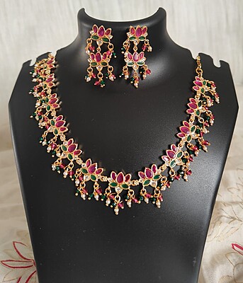 Lotus small haram choker